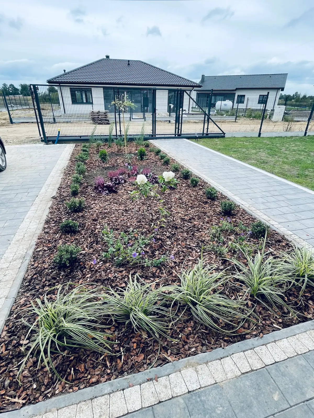 Wykonanie dużej rabaty przed domem, Płońsk